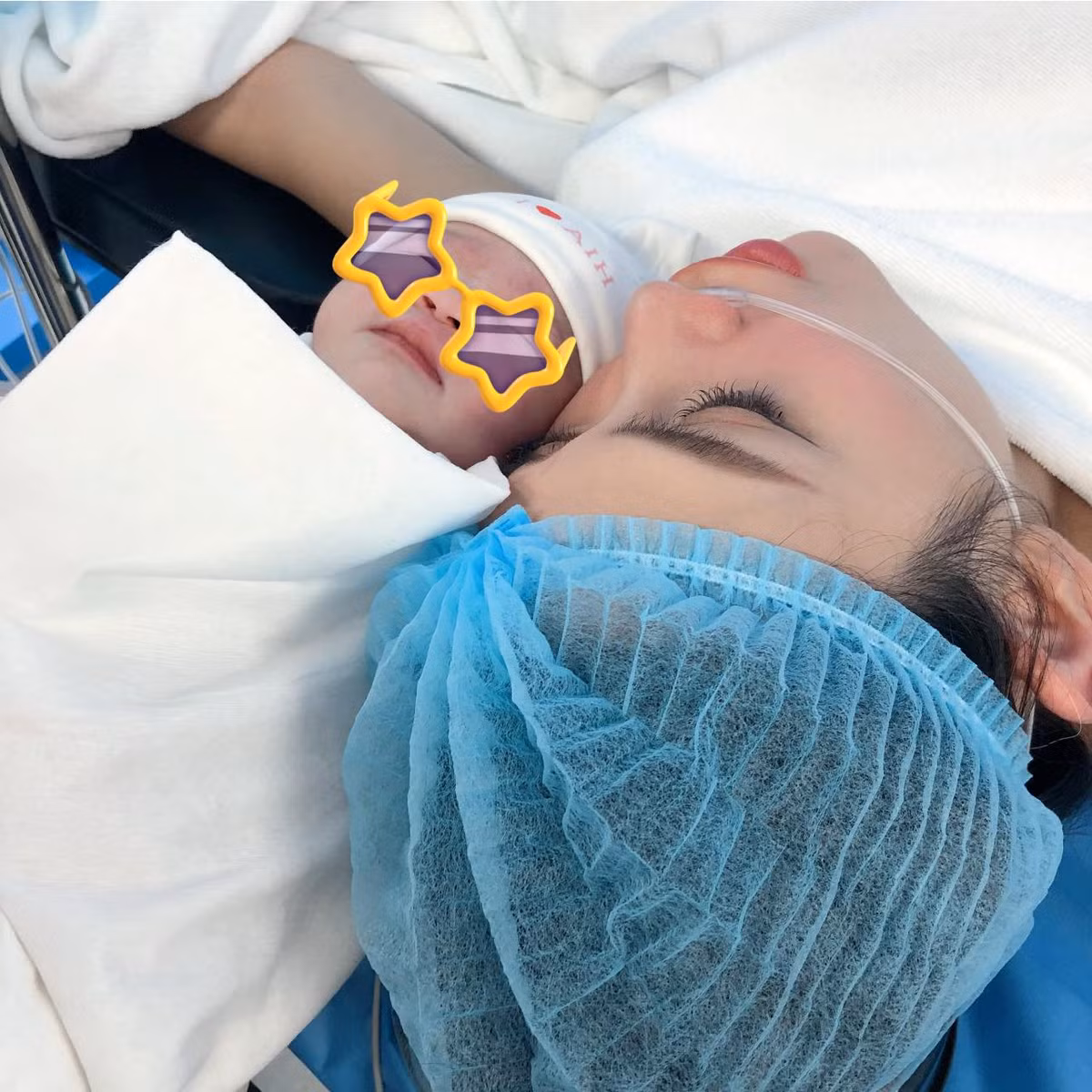 Người mẫu Võ Hoàng Yến bên con gái vừa chào đời. Ảnh: FB VÕ HOÀNG YẾN