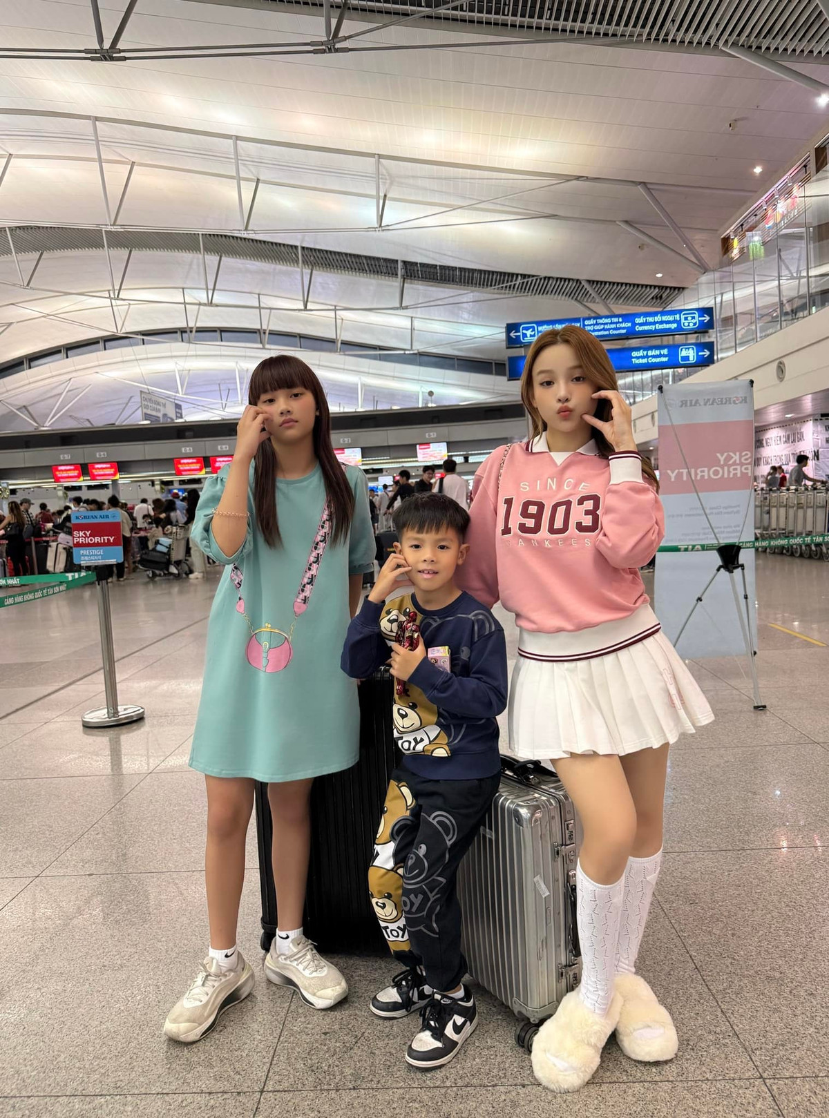 Huyền Baby cùng hai con check in tại sân bay, chuẩn bị cho chuyến du lịch. Ảnh: FB Đặng Ngọc Huyền