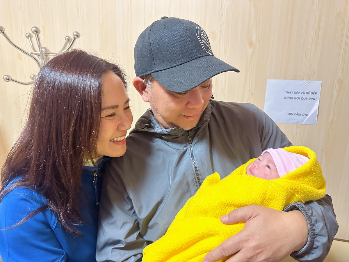 Vợ chồng NSƯT Nguyệt Hằng - Anh Tuấn vui mừng vì được lên chức ông bà ngoại lần 2. Ảnh: FB Nguyệt Hằng Cao