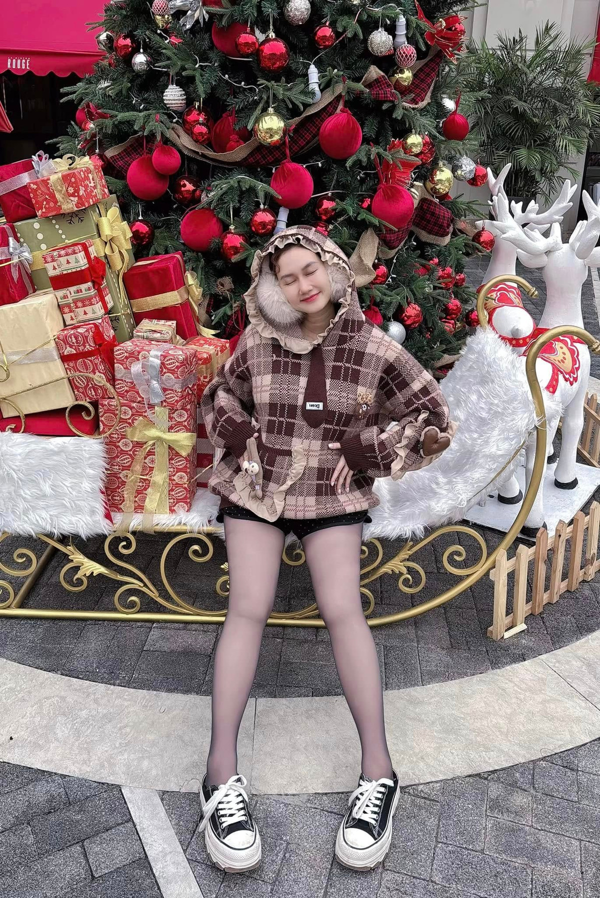 Diễn viên Hương Giang xuống phố, diện trang phục trẻ trung nhí nhảnh chụp ảnh bên cây thông Noel. Ảnh: FB Nguyễn Hương Giang