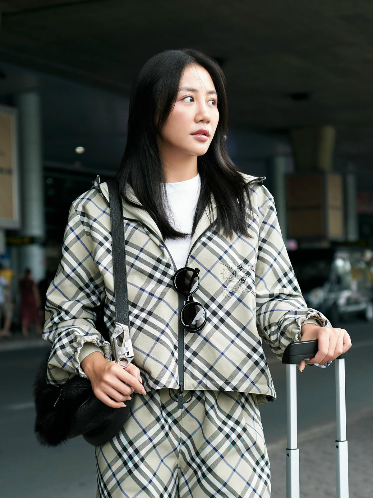 Ca sĩ Văn Mai Hương mặc sành điệu ở sân bay.