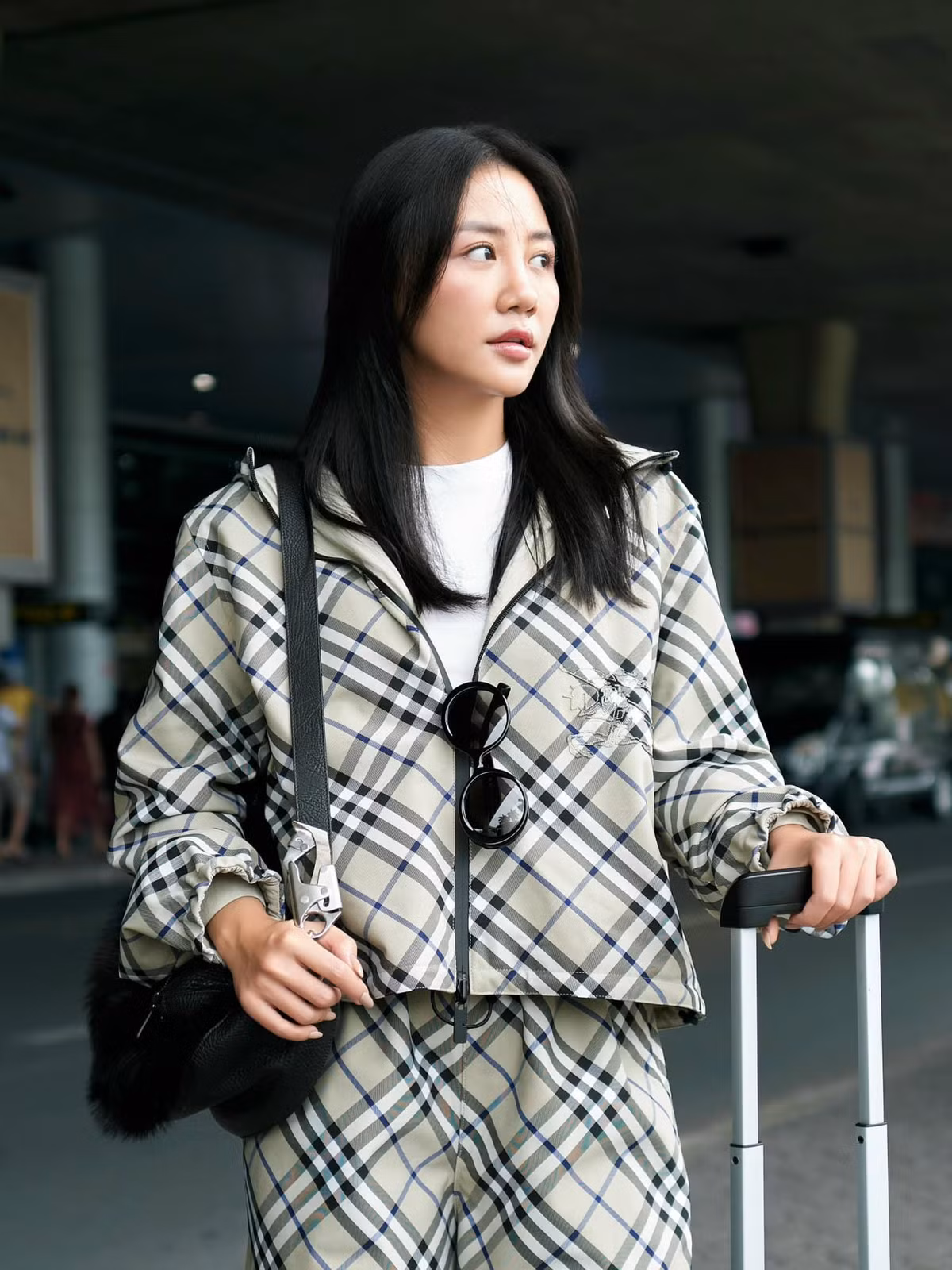 Ca sĩ Văn Mai Hương mặc sành điệu ở sân bay.