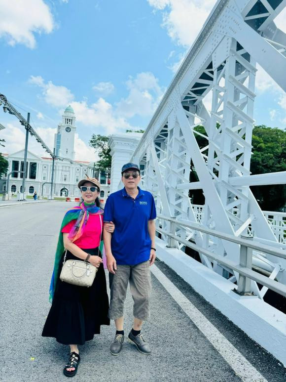 Nghệ sĩ Lan Hương đi du lịch cùng chồng.