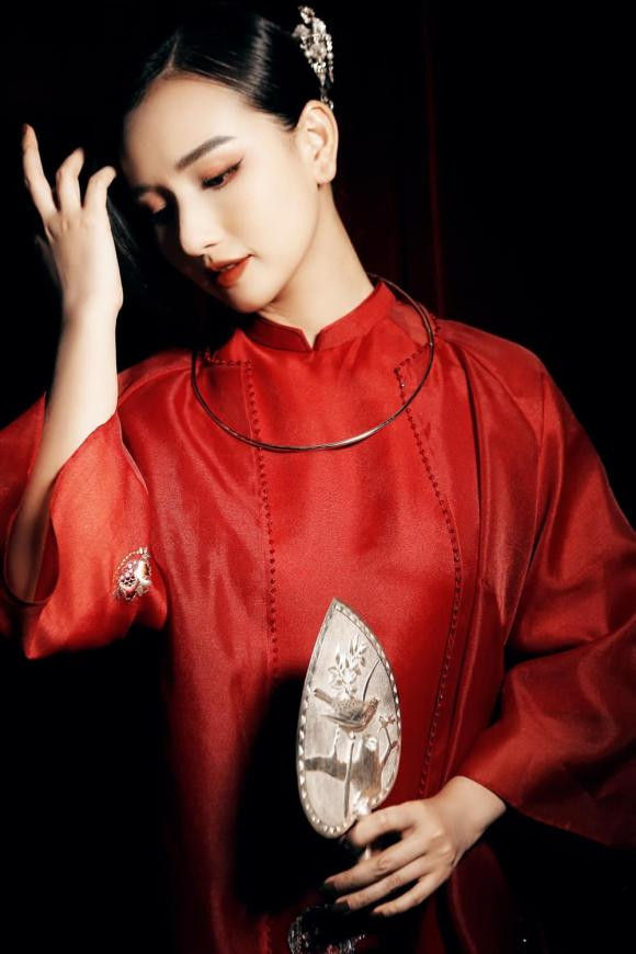 "Hãy cứ sống trong thế gian nhưng đừng để thế gian sống trong mình, chuyện đời không quản, việc người không nói, an tĩnh như núi cao nước sâu", Lã Thanh Huyền viết.