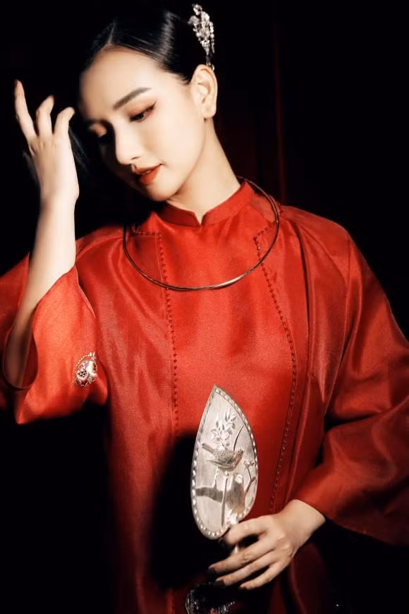 "Hãy cứ sống trong thế gian nhưng đừng để thế gian sống trong mình, chuyện đời không quản, việc người không nói, an tĩnh như núi cao nước sâu", Lã Thanh Huyền viết.