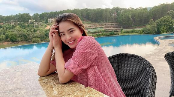 Hải Băng đăng status: "Ở bên một cô gái hài hước sẽ tuyệt hơn là cô nàng chỉ có vẻ ngoài xinh đẹp. May mắn cho bạn, mình có cả hai".