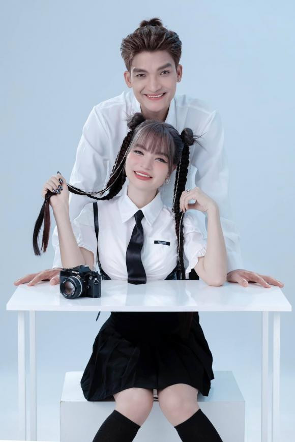 Mạc Văn Khoa khéo khen vợ trẻ: "Thời gian trôi nhanh thật! Mới đó mà đã chuẩn bị lên lớp 10 rồi…. Chẳng mấy là lại bước sang tuổi 18".