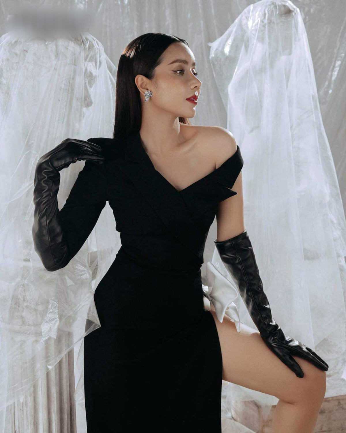 Diện váy bó sát, bà mẹ hai con khoe tối đa vẻ đẹp hình thể. Ảnh: FB Lưu Hương Giang