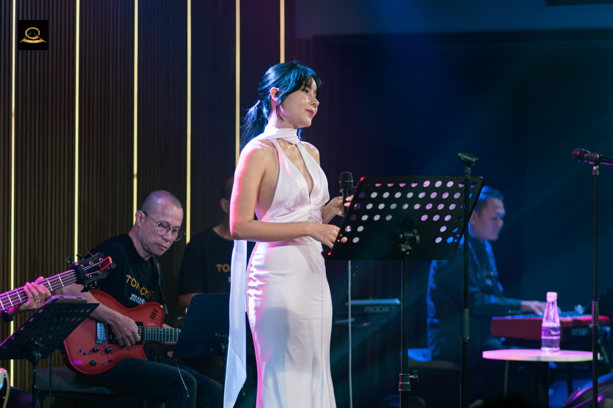 Nữ ca sĩ ngày càng xinh đẹp, rạng rỡ và trẻ trung. Ảnh: FB Lưu Hương Giang