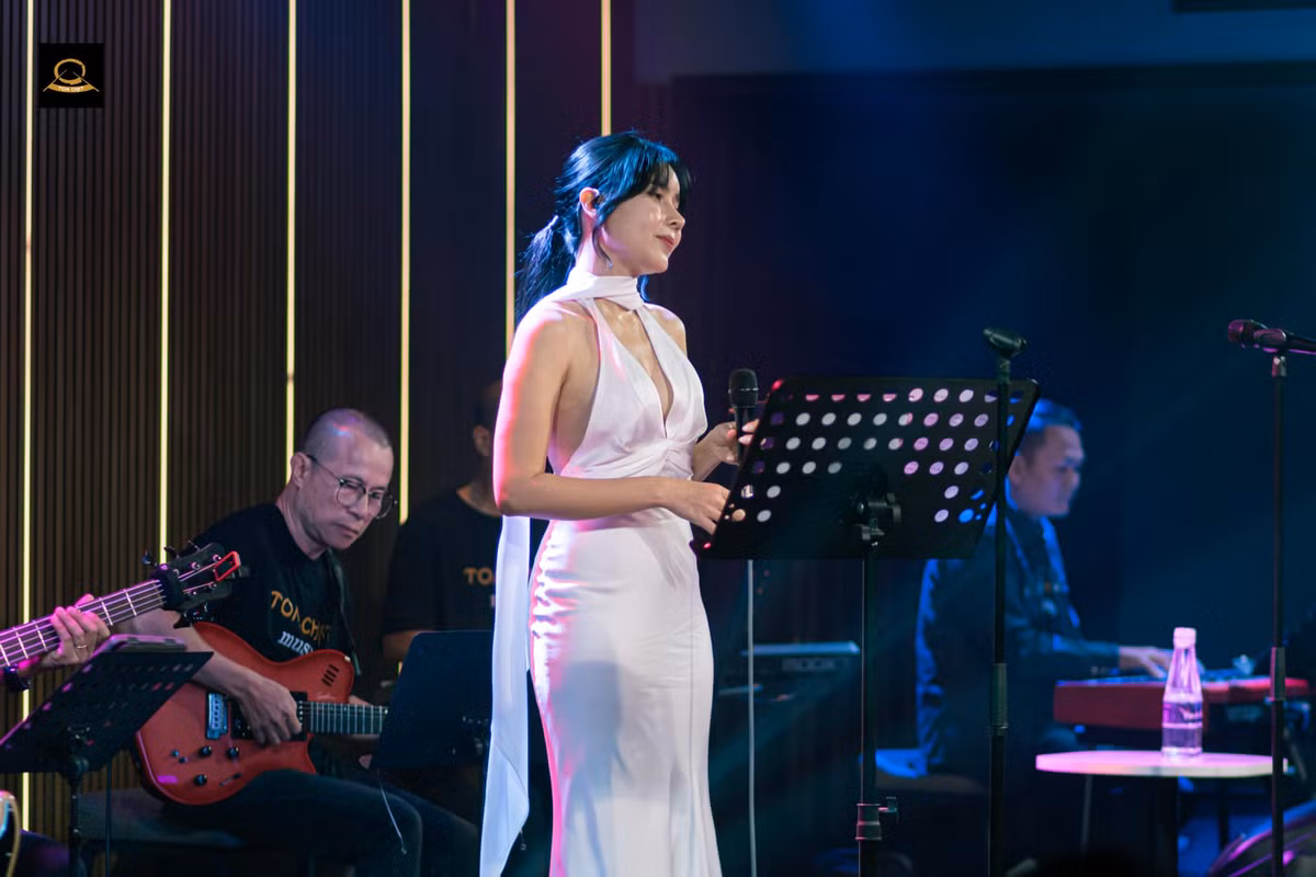 Nữ ca sĩ ngày càng xinh đẹp, rạng rỡ và trẻ trung. Ảnh: FB Lưu Hương Giang