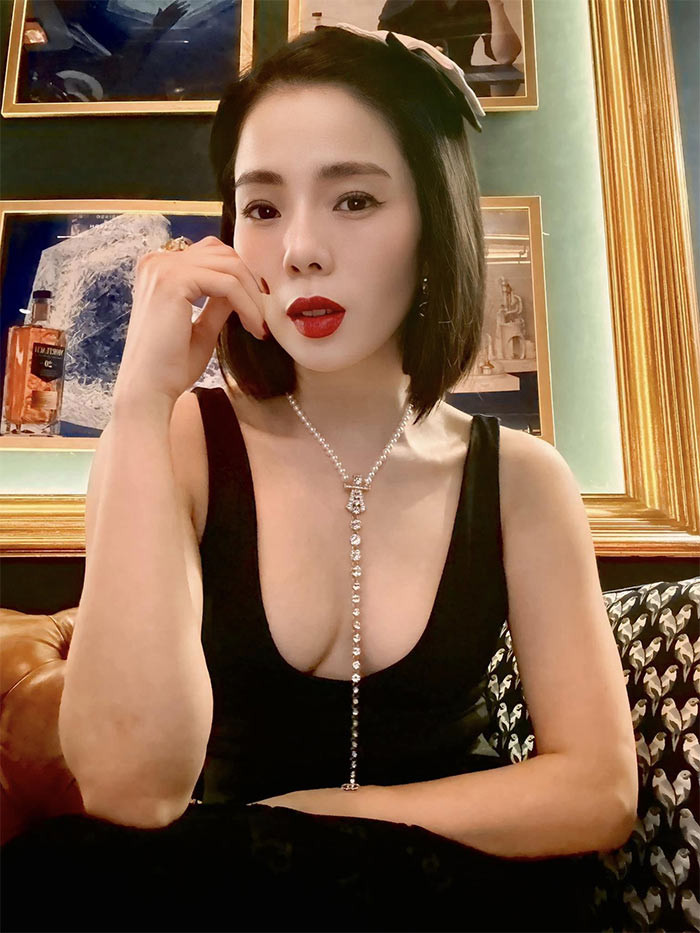 Để có được nhan sắc "lão hóa ngược" này, mỗi ngày nữ ca sĩ thường tập cardio 40 phút, plank 3 phút kết hợp các bài tập nhiều nhóm cơ trong hơn một tiếng. (Ảnh: FB Lệ Quyên)