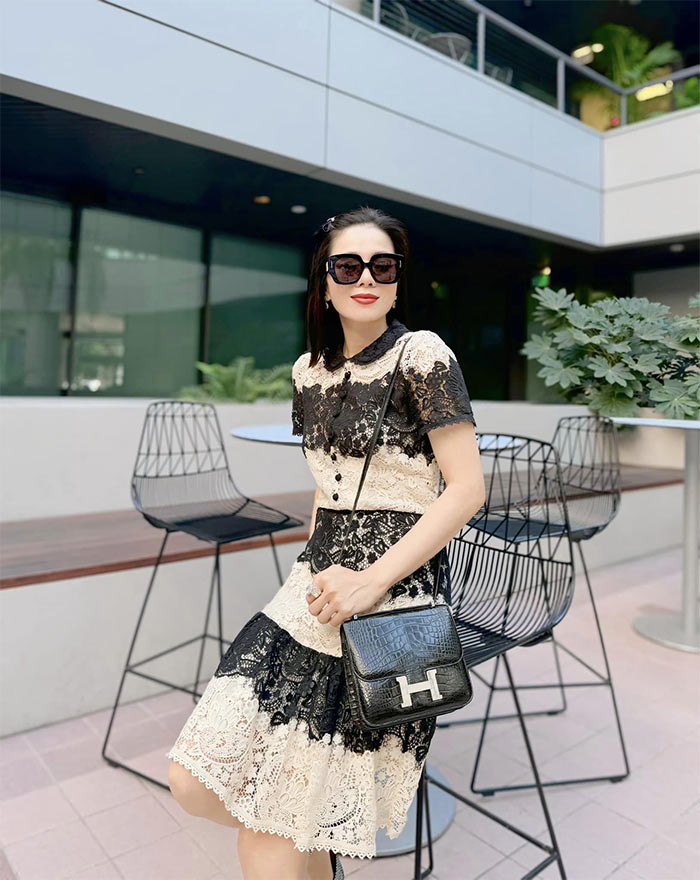 Mái tóc ngang vai, kẹp thêm chiếc cặp tóc, Lệ Quyên trẻ trung như cô gái đôi mươi. (Ảnh: FB Lệ Quyên)