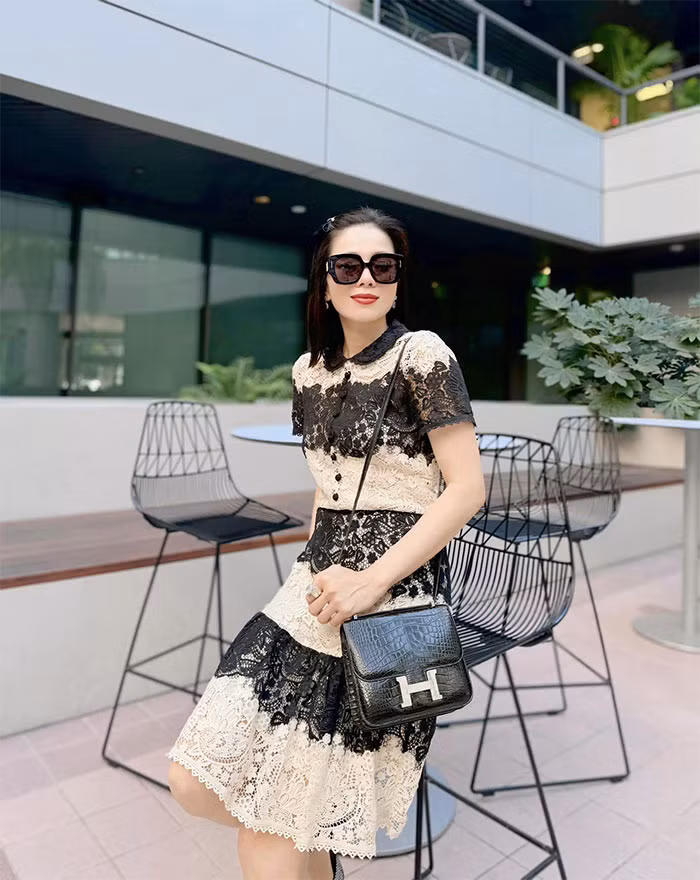 Mái tóc ngang vai, kẹp thêm chiếc cặp tóc, Lệ Quyên trẻ trung như cô gái đôi mươi. (Ảnh: FB Lệ Quyên)