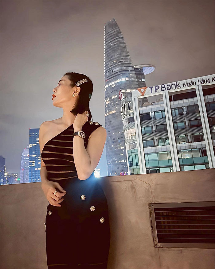 Chiếc váy dù xuyên thấu nhưng lại không quá hở hang khiến "nữ hoàng phòng trà" quyến rũ không thể rời mắt. (Ảnh: FB Lệ Quyên)