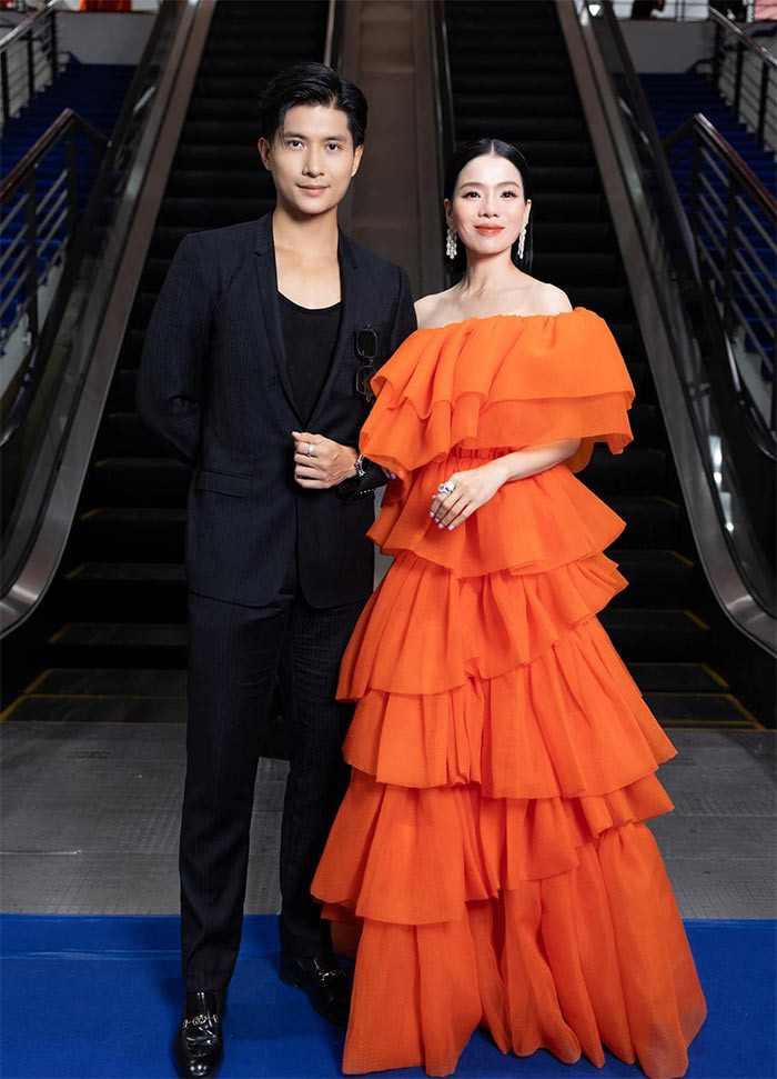 Trẻ hơn so với tuổi nên dù bạn trai Lâm Bảo Châu kém cô tới 12 tuổi trông cả hai vẫn rất xứng đôi. (Ảnh: FB Lệ Quyên)