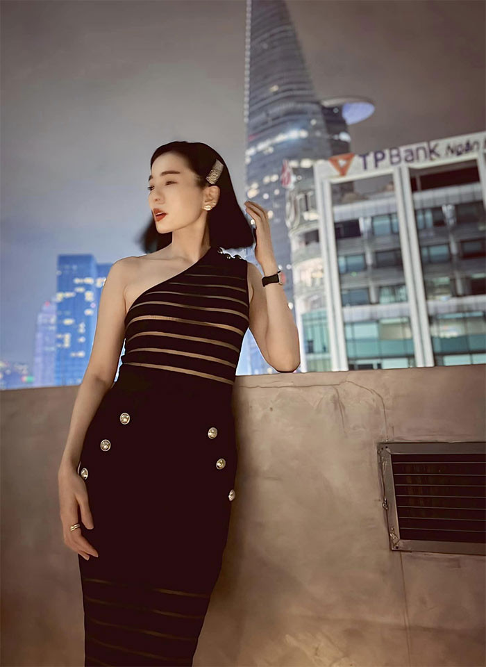 Body ba vòng tuyệt đẹp của ca sĩ Lệ Quyên được phô ra trong chiếc váy ôm sát, xuyên thấu. (Ảnh: FB Lệ Quyên)