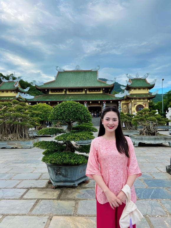 Diễn viên Việt Hoa cảm thấy "an yên" khi đi lễ ở chùa Linh Ứng - Sơn Trà - Đà Nẵng.