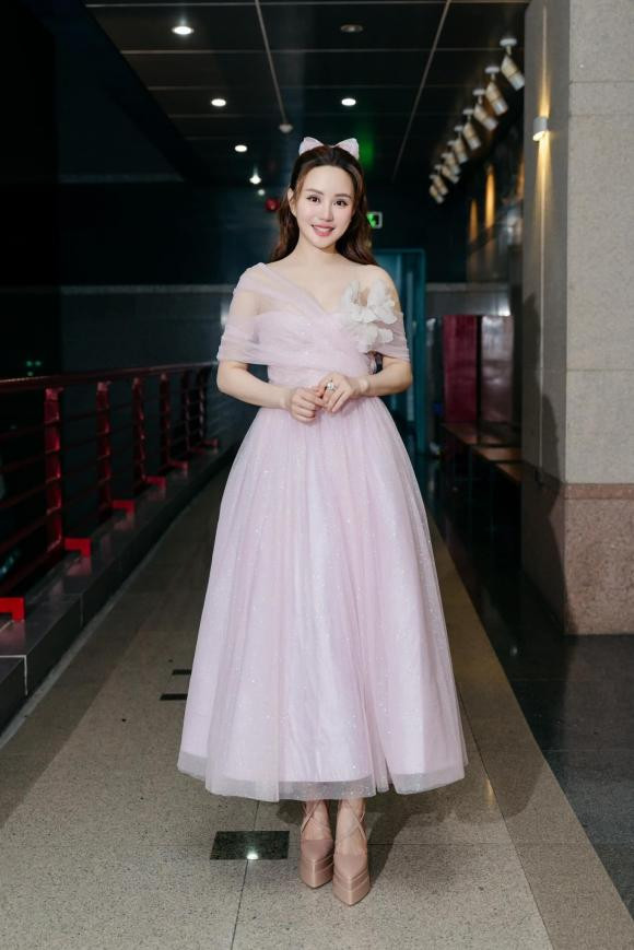 Ca sĩ Vy Oanh hỏi: "Âm nhạc là tình yêu thứ hai của đời mình, mọi người có ai yêu âm nhạc nghệ thuật nhiều như em không?".