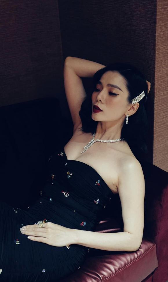 Lệ Quyên chia sẻ tâm tư: "Luôn sống ngay ngắn để có thể làm những gì mình muốn và nói những gì mình cần. Vòng vo chưa bao giờ có trong từ điển. Trân trọng những gì đáng, loại bỏ những gì thừa...!".