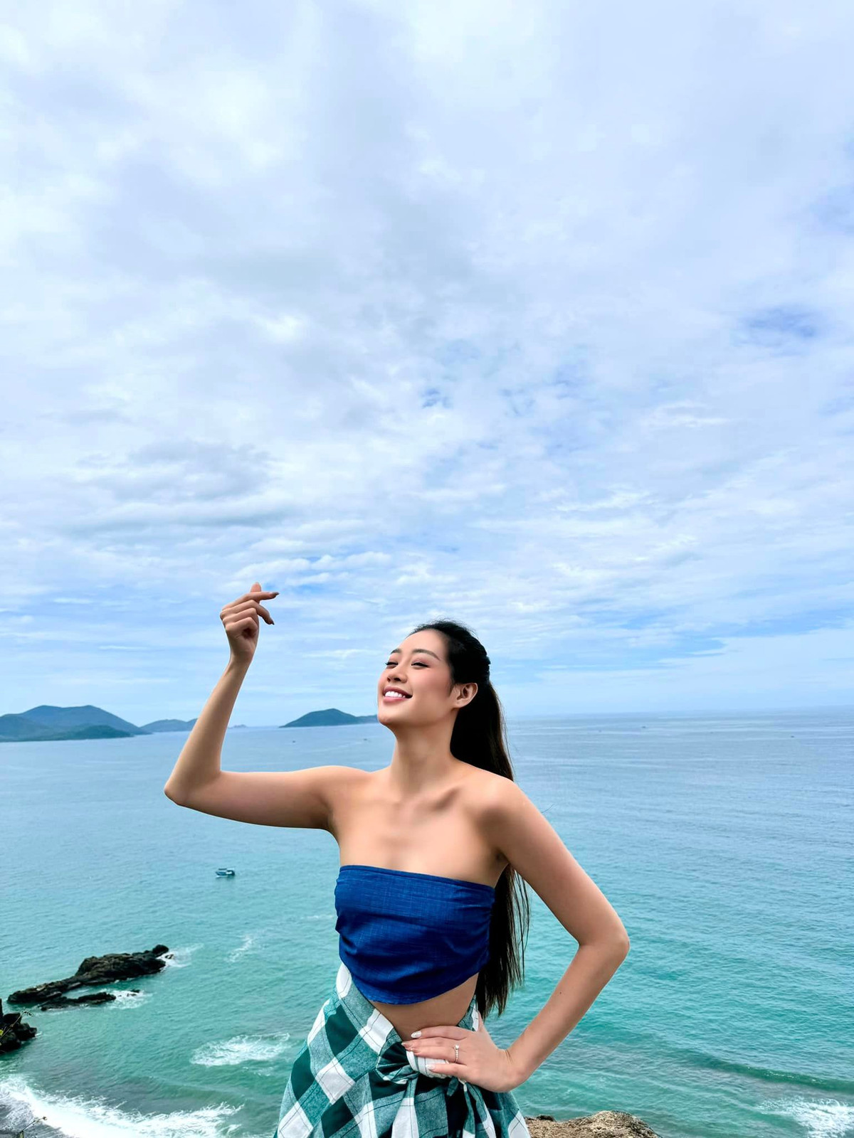Hoa hậu Khánh Vân chụp ảnh kỷ niệm ở biển Nha Trang.