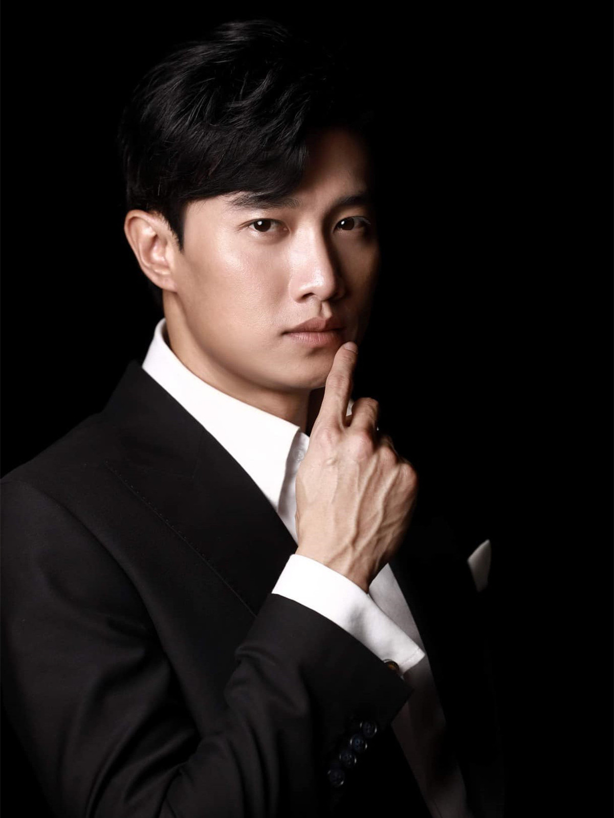 Diễn viên Quốc Trường nói do "dậy thì thành công" mà bị đồn sửa mũi phong thủy, từ đó sự nghiệp phất lên.