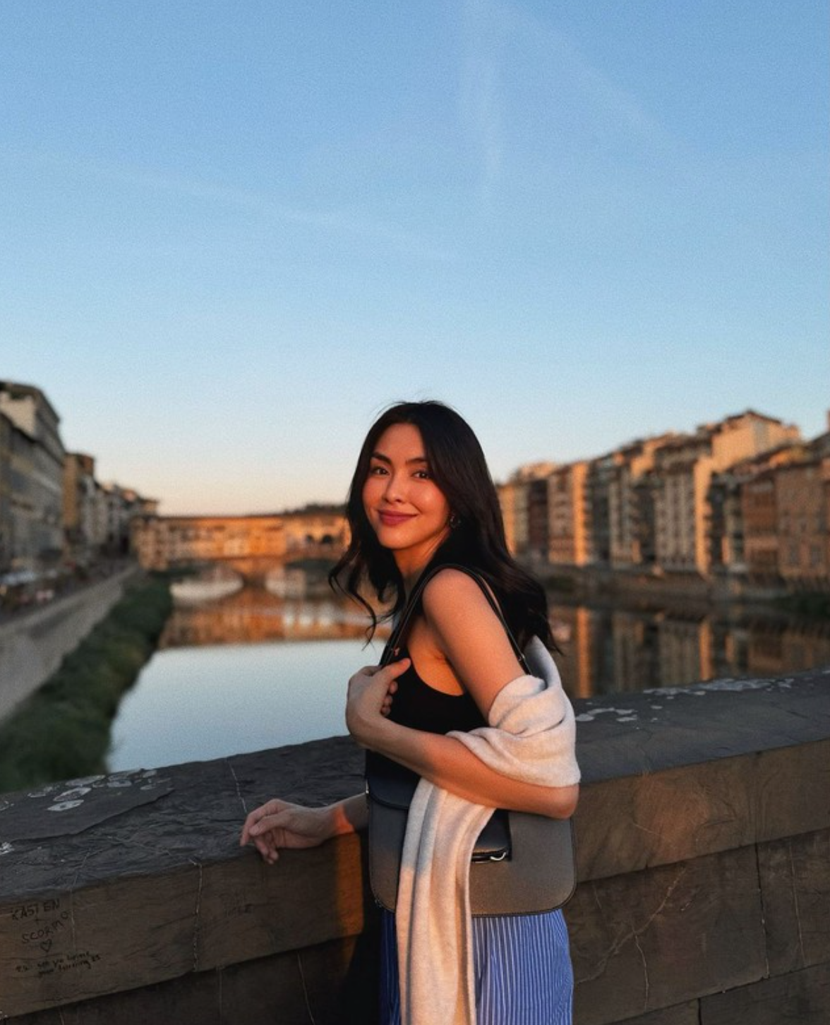 Tăng Thanh Hà chia sẻ ảnh đẹp ngắm hoàng hôn khi đi du lịch.