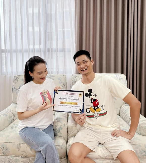 Bảo Thanh được các con "phát giấy khen": "Hay cho nó đi chơi là nó “phát giấy khen” cho bố mẹ ngay, thế đấy! Thử mà không cho đi xem…".