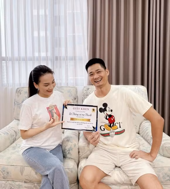 Bảo Thanh được các con "phát giấy khen": "Hay cho nó đi chơi là nó “phát giấy khen” cho bố mẹ ngay, thế đấy! Thử mà không cho đi xem…".