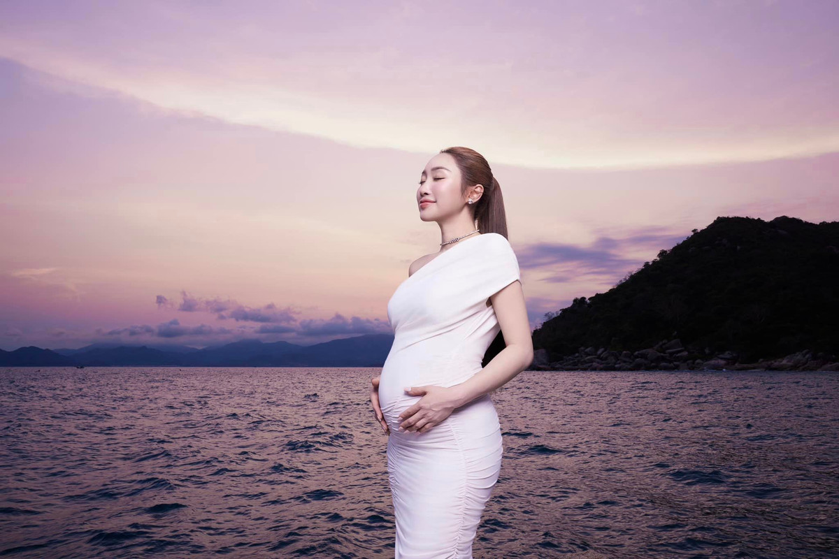 Có bầu cô vẫn chăm khoe đường cong mỹ miều làm ai cũng mê đắm.