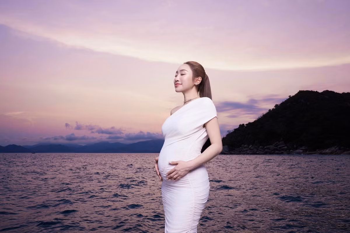 Có bầu cô vẫn chăm khoe đường cong mỹ miều làm ai cũng mê đắm.