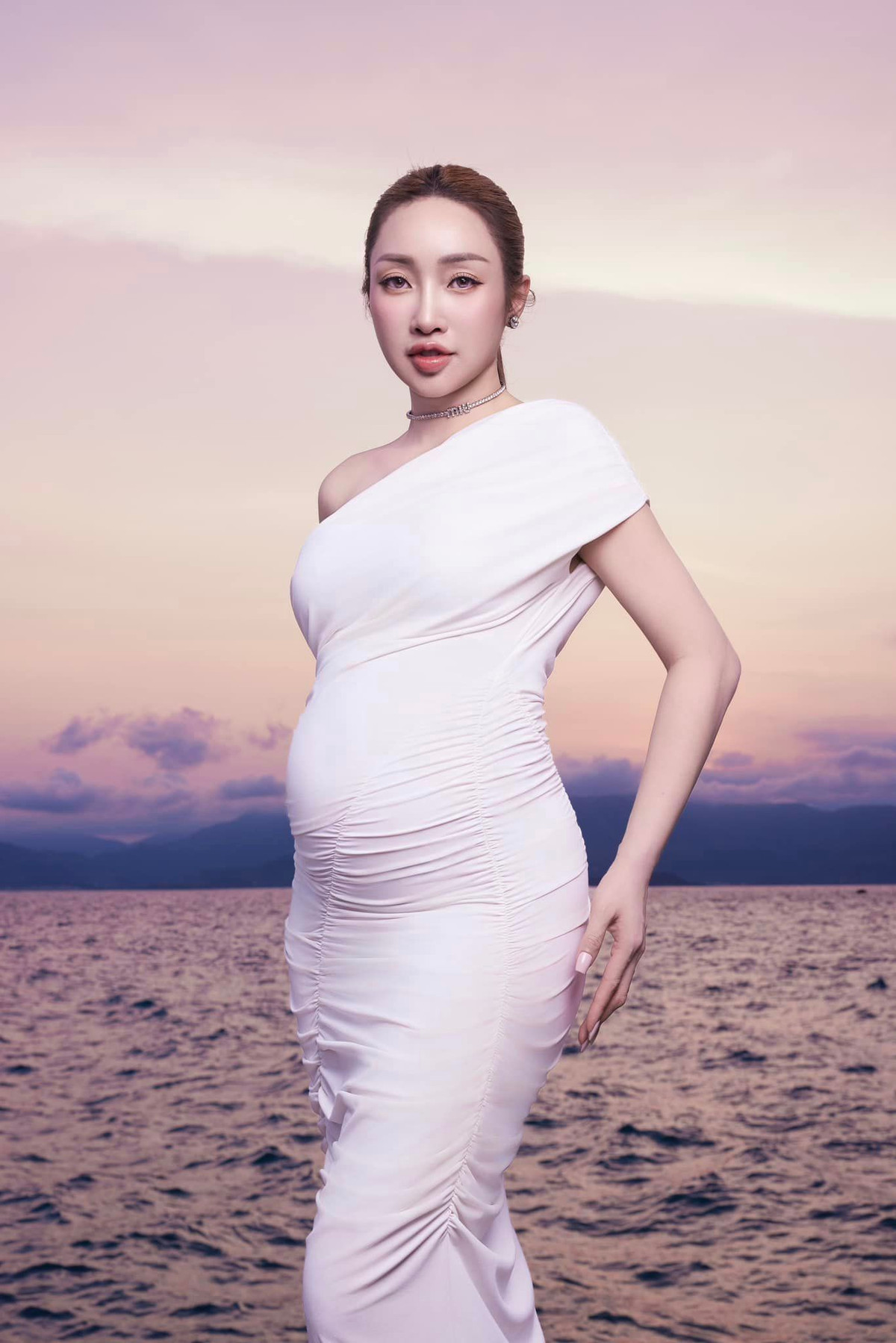 Với phong cách thời trang ấn tượng và tinh thần lạc quan, Lý Thùy Chang truyền cảm hứng về vẻ đẹp của người phụ nữ trong giai đoạn mang thai.