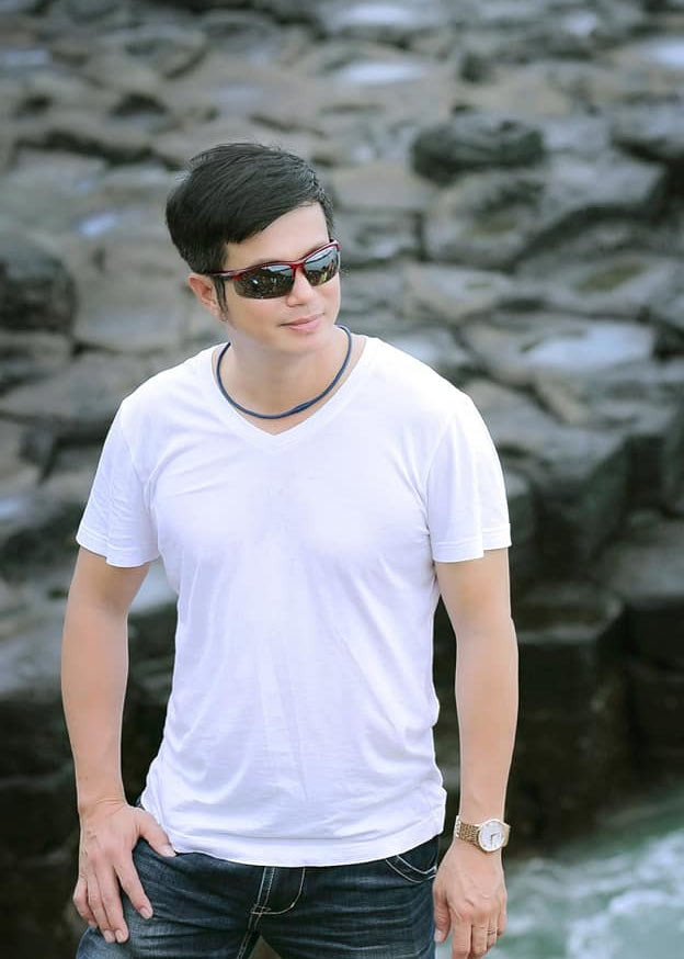 Bá Anh sinh năm 1974, hiện là diễn viên tại Nhà hát Tuổi trẻ. Ngoài các vai diễn trên sân khấu kịch, khán giả còn nhớ tới anh qua các vai diễn trong phim truyền hình như: "Những ngọn nến trong đêm", "Sóng ở đáy sông", "Ngã ba thời gian", "Đừng đùa với tình yêu", "Hà Nội mùa đông năm 46", "Sống mãi với Thủ đô", "Bí mật E-va"... (Ảnh: FBNV)