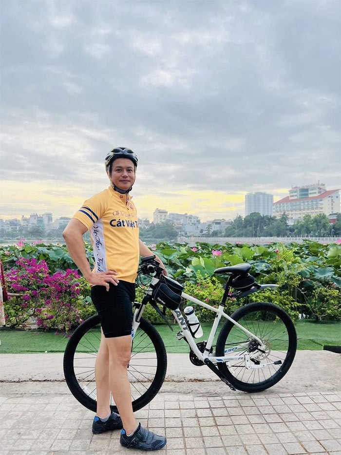 Thời điểm hiện tại, nam diễn viên đã lấy lại cân bằng và tận hưởng cuộc sống nhẹ nhàng, không bon chen bên các con. Anh tìm niềm vui bên các con và công việc. (Ảnh: FBNV)