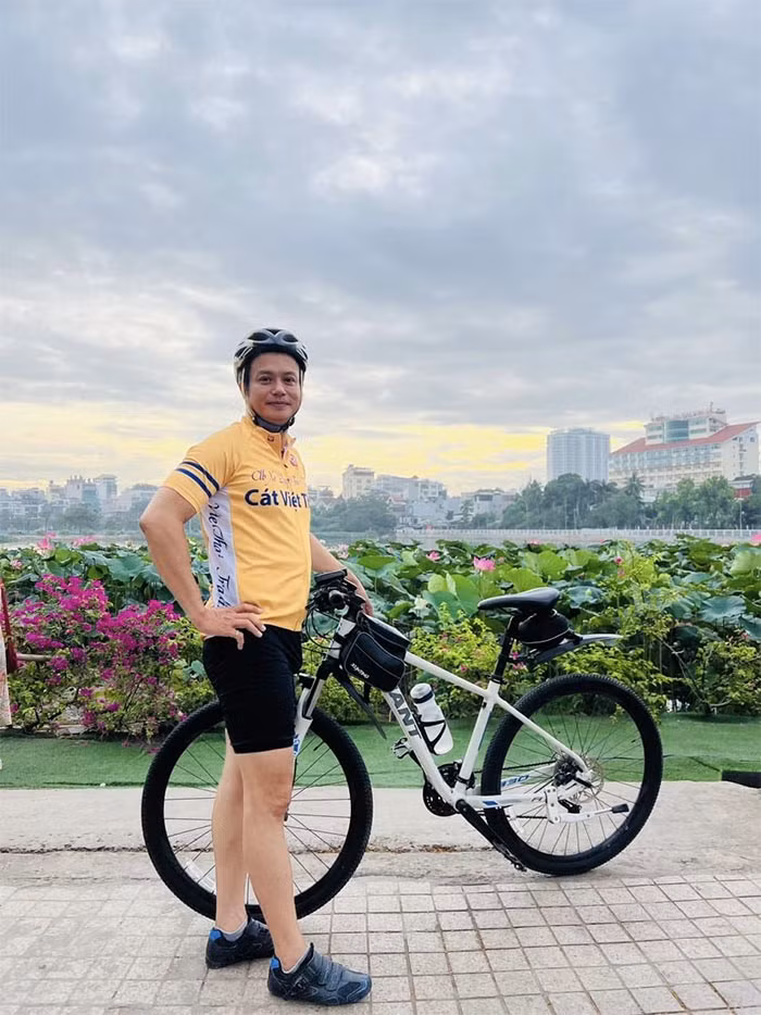 Thời điểm hiện tại, nam diễn viên đã lấy lại cân bằng và tận hưởng cuộc sống nhẹ nhàng, không bon chen bên các con. Anh tìm niềm vui bên các con và công việc. (Ảnh: FBNV)