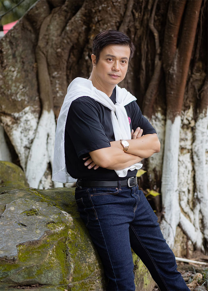 Cách đây vài năm, Bá Anh đã ly hôn vợ dù cả ba đã có ba con chung. Nam diễn viên chia sẻ, thời gian ly thân, anh cảm thấy lòng anh nặng trĩu, gần như mất ngủ mỗi đêm để suy nghĩ vừa muốn giữ gia đình cho các con nhưng cũng không muốn cuộc sống hôn nhân cứ nặng nề như vậy. (Ảnh: FBNV)