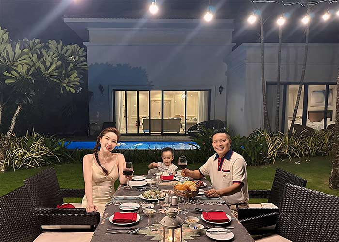 Trở thành bà chủ của căn biệt thự màu trắng rộng mênh mông ở Q7, Bảo Thy được chồng cưng như trứng mỏng, chiều chuộng như bà hoàng. (Ảnh: FB Bảo Thy)