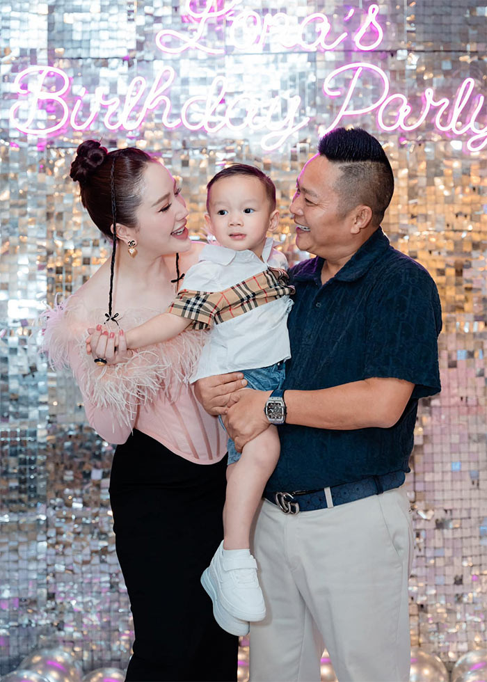 Nữ ca sĩ đang tận hưởng cuộc sống vô cùng sung túc, hạnh phúc bên con trai và chồng đại gia. Hằng ngày, nữ ca sĩ dành nhiều thời gian cho việc chăm con, chăm sóc vườn rau, trang trí nhà cửa. (Ảnh: FB Bảo Thy)