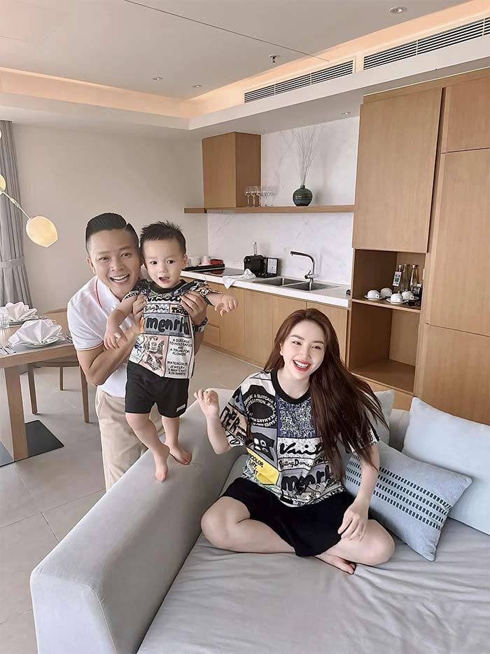 Cô cùng chồng đi du lịch nhiều nơi trên thế giới, được tặng xe sang, hàng hiệu đắt tiền. (Ảnh: FB Bảo Thy)