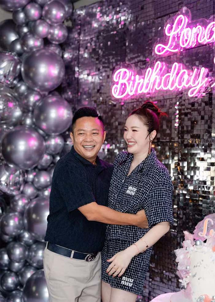 Năm 2019, Bảo Thy lên xe hoa với đại gia Phan Lĩnh, hơn cô 10 tuổi. Sau khi kết hôn, nữ ca sĩ "Công chúa bong bóng" tạm ngừng các hoạt động showbiz, tập trung chăm sóc gia đình nhỏ. (Ảnh: FB Bảo Thy)