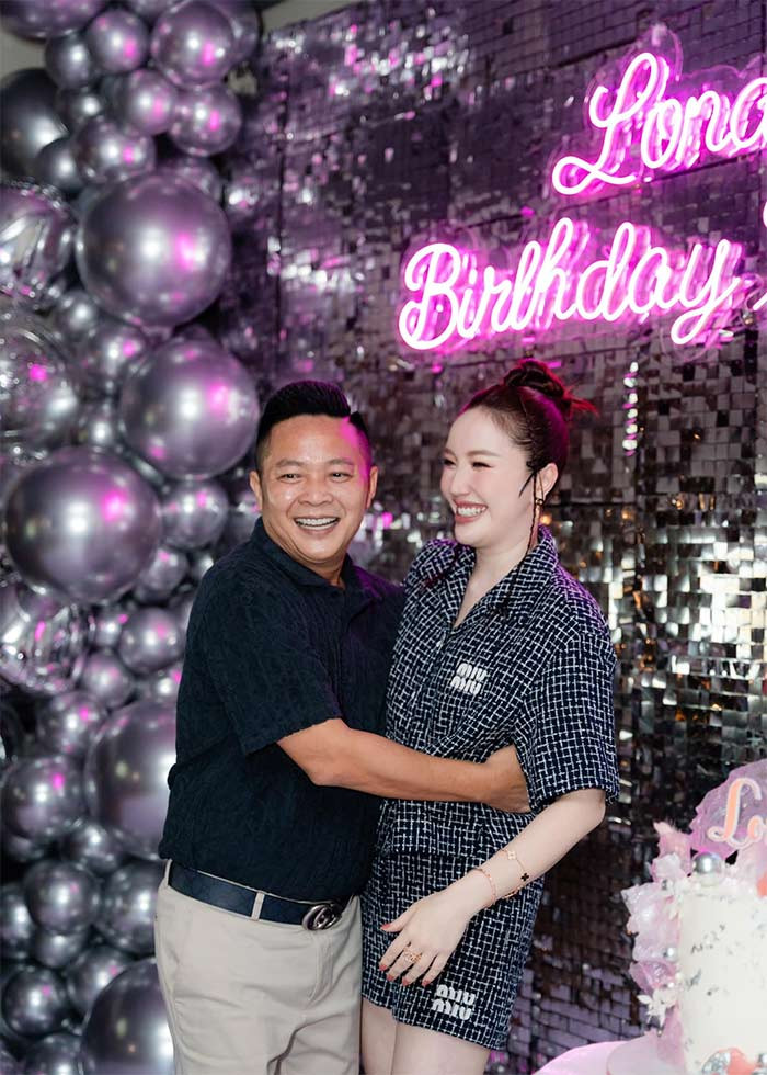 Năm 2019, Bảo Thy lên xe hoa với đại gia Phan Lĩnh, hơn cô 10 tuổi. Sau khi kết hôn, nữ ca sĩ "Công chúa bong bóng" tạm ngừng các hoạt động showbiz, tập trung chăm sóc gia đình nhỏ. (Ảnh: FB Bảo Thy)