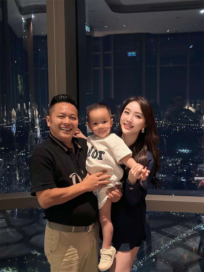 Không chỉ tặng vợ quà đắt tiền, Phan Lĩnh còn chiều Bảo Thy từ những việc nhỏ nhất như đích thân vào bếp nấu ăn cho vợ, tới những việc như thay toàn bộ nước bể bơi tại gia thành nước biển vì vợ không thích mùi clo. (Ảnh: FB Bảo Thy)