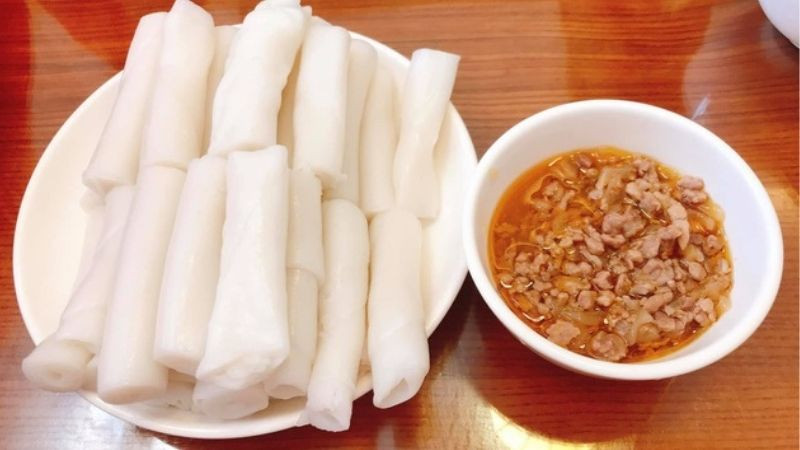 Bánh gật gù Tiên Yên được làm từ gạo và khi xay gạo, bánh được cho thêm một ít cơm nguội, đây là bí quyết để bánh trở nên mềm, thơm và dẻo hơn. Đây được xem là loại bánh đặc sản nổi tiếng Quảng Ninh.