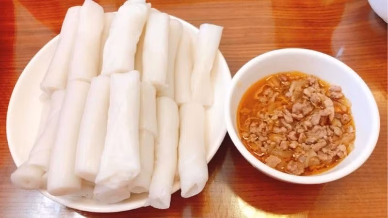 Bánh gật gù Tiên Yên được làm từ gạo và khi xay gạo, bánh được cho thêm một ít cơm nguội, đây là bí quyết để bánh trở nên mềm, thơm và dẻo hơn. Đây được xem là loại bánh đặc sản nổi tiếng Quảng Ninh.