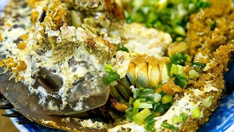 Nếu để thưởng thức món sam biển thì không thể không nhắc đến Sam Quảng Yên, một đặc sản của vùng biển Hạ Long. Sam Quảng Yên to, thịt chắc , bổ dưỡng và thơm ngon, được nhiều du khách ưa chuộng.