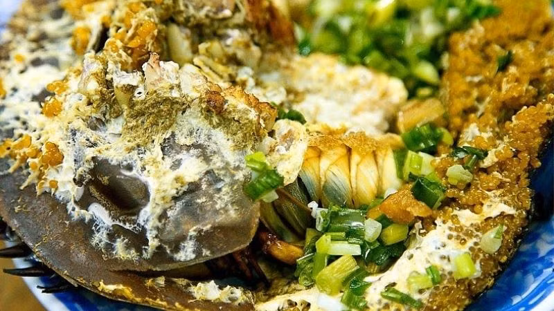 Nếu để thưởng thức món sam biển thì không thể không nhắc đến Sam Quảng Yên, một đặc sản của vùng biển Hạ Long. Sam Quảng Yên to, thịt chắc , bổ dưỡng và thơm ngon, được nhiều du khách ưa chuộng.