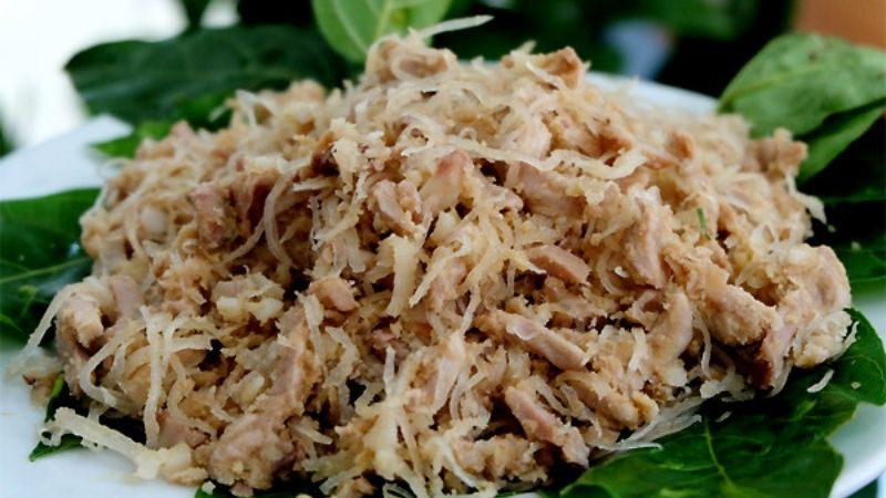 Nem chạo còn có tên gọi khác là nem thính, là món nem dân dã, chủ yếu được làm từ da heo và thính gạo. Đây cũng là món nên thử khi ghé thăm Quảng Ninh.