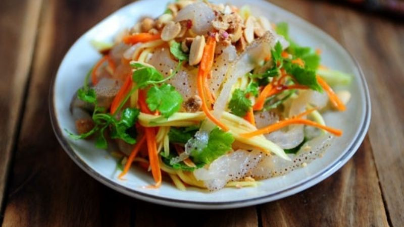 Nhắc đến các đặc sản Quảng Ninh mà không nói đến nộm sứa Cô Tô quả là một thiếu sót lớn. Sứa thì ở vùng biển nào cũng có, nhưng đạt được độ thơm ngon đỉnh cao thì chỉ có ở Cô Tô. Cái giòn của sứa, vị cay của ớt, vị chua của chanh đã hòa quyện vào nhau tạo nên món nộm sứa thơm ngon đúng điệu.