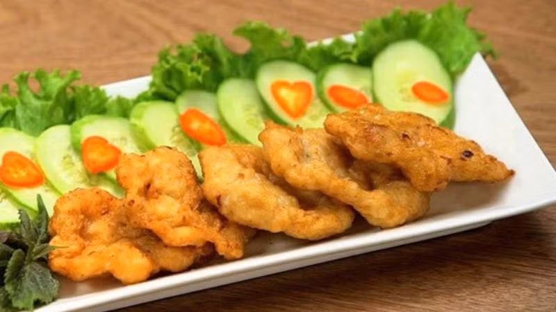 Chả mực là món ăn làm nên thương hiệu của ẩm thực Quảng Ninh, từng nằm trong top 50 món ăn đặc sắc nổi tiếng Việt Nam. Được làm từ những con mực tươi ngon, qua các công đoạn chế biến miếng chả có độ dai ngon, ngọt.