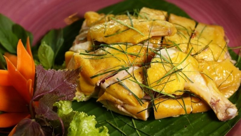 Gà đồi - đặc sản Tiên Yên cũng chính là món ngon nhất định phải thử. Thịt gà Tiên Yên thơm ngon đặc biệt săn chắc nhưng không dai, béo nhưng không ngấy.