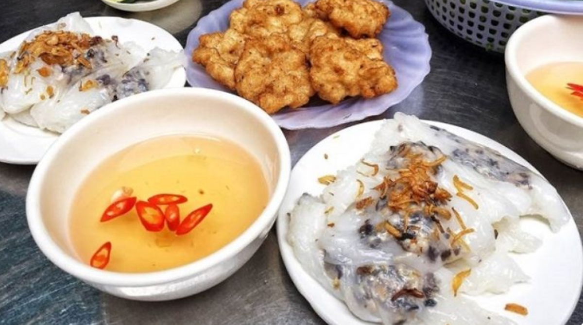 Bánh cuốn chả mực là món ăn sáng đặc trưng của người dân Hạ Long. Bánh cuốn mềm dai, trắng mịn, ăn kèm với chả mực thơm ngon và nước chấm chua ngọt tạo nên hương vị hài hòa.